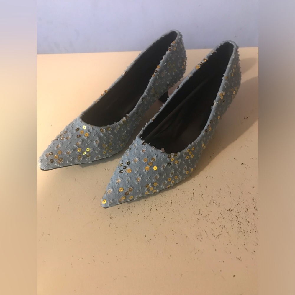 Ladies Pumps Sz 8.5~Light Blue Cloth With Gold Sequins~Cushioned~Brand New Shoes